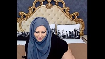 Teaser Thick Girl with Hijab Shaking Fat Ass - SuperJizzCams.com