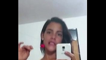 Chica envia video desnuda por WhatsApp