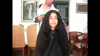 مغربية سوسية تحلق شعرها الطويل