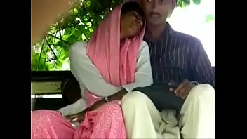 Indian girl give handjob to her lover in park