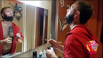 Milf manda selfie all'amante mentre il marito filf si fa la barba