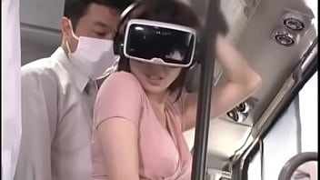 Linda asiática es cogida en el bus con lentes de rv 2 (har-064)
