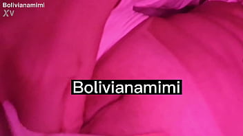Numa viagem de dez horas nao aguentei mais o tesao e me masturbei no banheiro do aviao ate gozar gostoso e fazer squirt   Vem ver no bolivianamimi.tv